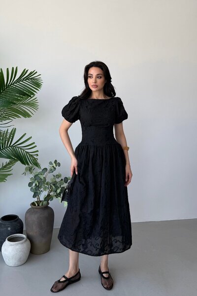 Serica Moda Μαύρο φόρεμα μίντι με κεντημένη λεπτομέρεια στην πλάτη