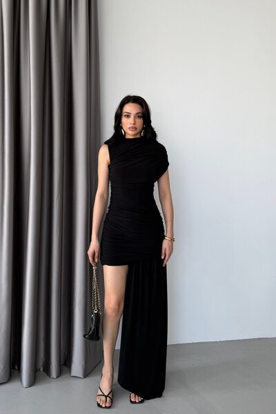 Serica Moda Μαύρο φόρεμα με λεπτομέρεια στον ώμο και στην ουρά