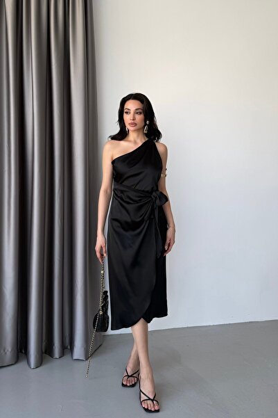 Serica Moda Μαύρο σατέν μίντι φόρεμα με λεπτομέρεια δεσίματος στον έναν ώμο