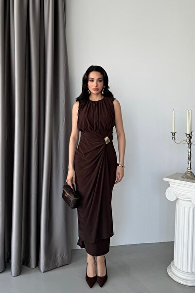 Serica Moda Καφέ φόρεμα μίντι με λεπτομέρειες και αξεσουάρ