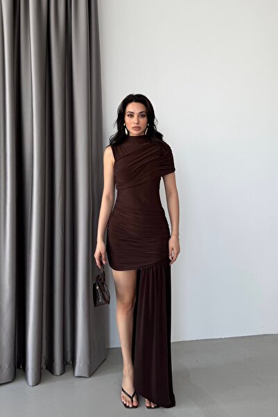 Serica Moda Καφέ φόρεμα με λεπτομέρεια στην ουρά και μηδενικά μανίκια