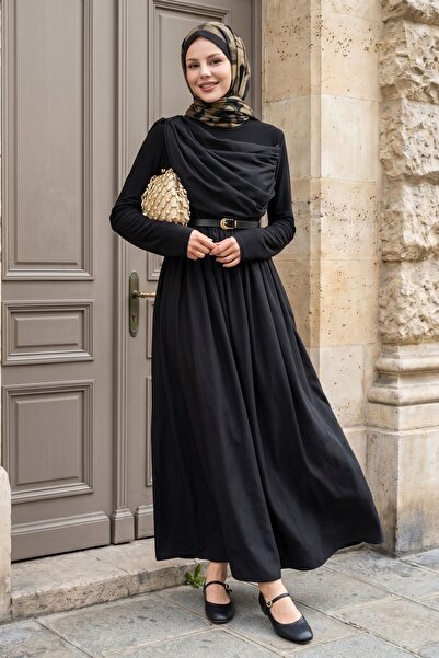 InStyle Μαύρο φόρεμα με λεπτομέρεια σάλι στον ώμο και ζώνη