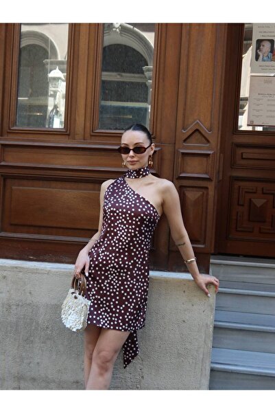 D'RECCY Γυναικείο Καφέ/Εκρού Πουά Σατέν Μίνι Φόρεμα με Σάλι και Έναν Ώμο - Φό...