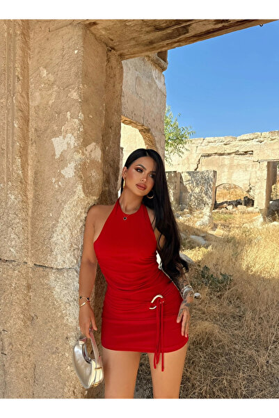 kırmızı butiks Κόκκινο φόρεμα με κορδόνι και αγκράφα στο πλάι