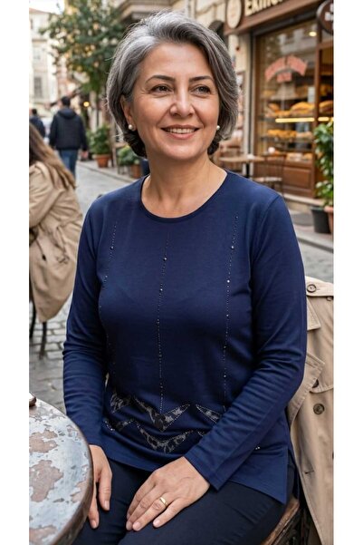 Aylin ΜΑΚΡΥΜΑΝΙΚΗ ΜΠΛΟΥΖΑ ΜΕ ΣΤΡΟΓΓΥΛΗ ΛΑΙΜΟΥΡΓΙΑ, ΚΕΝΤΗΜΕΝΗ ΣΤΟ ΜΠΡΟΣΤΙΝΟ ΜΕ...