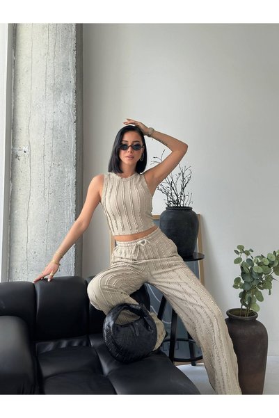 heree طقم بنطلون قصير أنيق ذو ياقة دائرية وملمس مميز