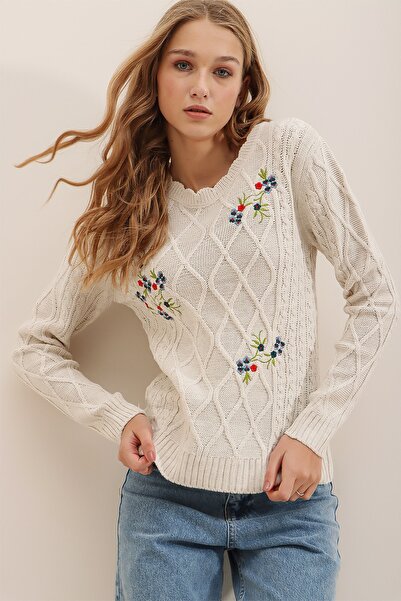 Trend Alaçatı Stili سترة تريكو شتوية مطرزة بياقة دائرية بيج للنساء ALC-X7352