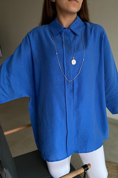 FEMELLE Saks Blaues Oversize-Hemd mit versteckten Knöpfen und losen Ärmeln für Damen in weiter Passform