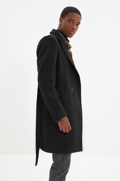 Trendyol Collection Schwarzer langer Wintermantel mit normaler Passform – zweireihiger Verschluss und Gürteldetail TMNAW21KB0101