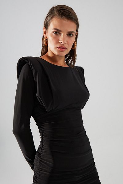 Trendyol Collection Schwarzes gestricktes Abendkleid - wattiert, Schulterdetail, kurz, stilvoll TPRAW22EL1066