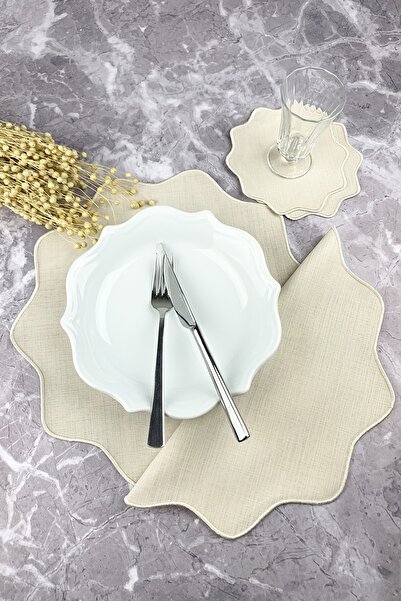 WEARE2 Set de 4 piese cu broderie florală de culoare bej, șervețele americane...