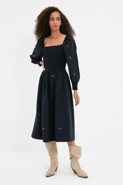Trendyol Collection Marineblaues besticktes Kleid aus elastischem Gewebe TWOAW22EL1098