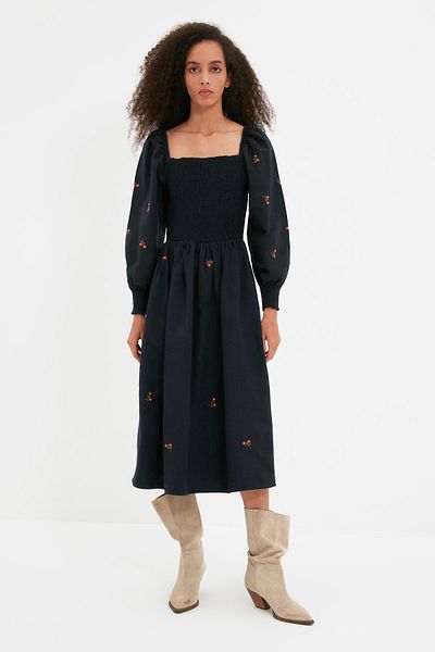 Trendyol Collection Marineblaues besticktes Kleid aus elastischem Gewebe TWOAW22EL1098