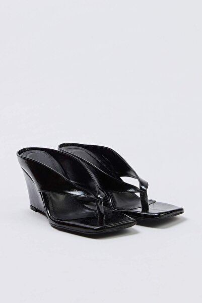TRENDYOL SHOES Schwarze Flip-Flop-Damenschuhe mit Keilabsatz TAKSS26TO00106