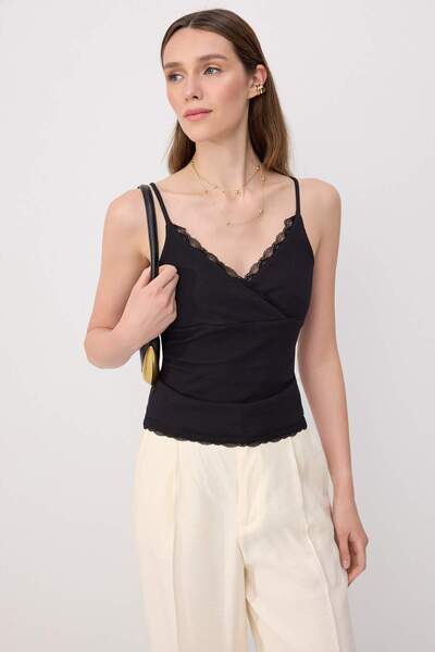 Trendyol Collection Tricou negru mulat cu decolteu în V, fără mâneci, cu deta...