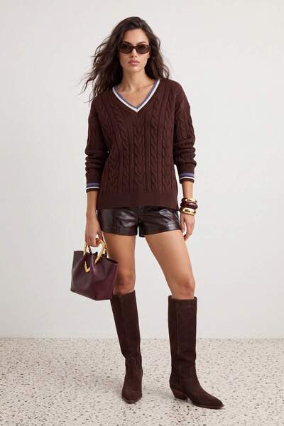 Trendyol Kollektion Geflochtener Strickpullover mit College-Motiv in braunem ...