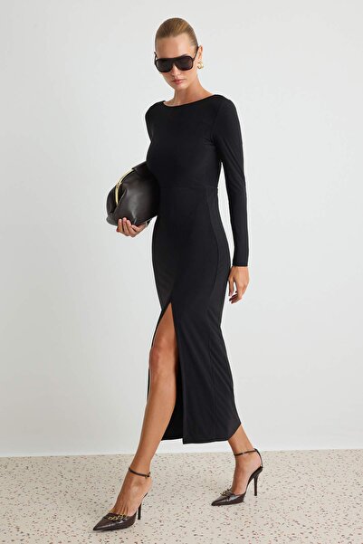 Trendyol Collection فستان أسود محبوك بياقة قارب وظهر مكشوف وفتحة طويلة TWOAW2...