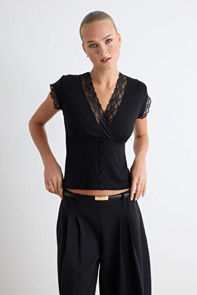 Trendyol Collection بلوزة سوداء سادة بقصة V وياقة على شكل V وأزرار قصيرة من ا...