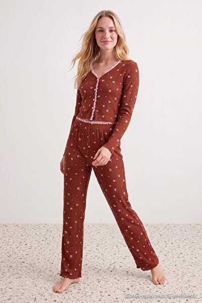 Trendyol Collection طقم بيجامة محبوكة من الدانتيل المزخرف باللون البني THMAW2...