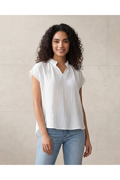 REDTAG بلوزة نسائية عاجية سادة بياقة على شكل حرف V