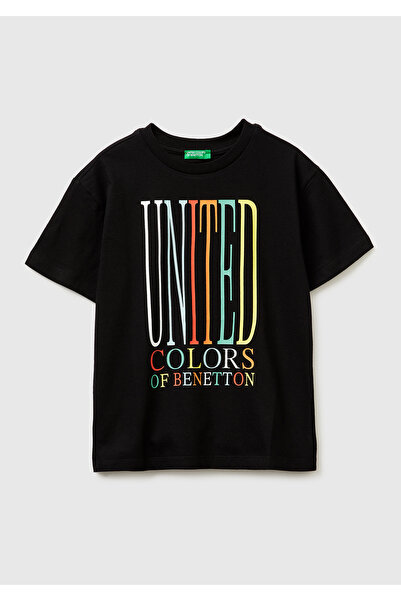 United Colors of Benetton تي شيرت للأولاد باللون الأسود مع طباعة شعار على الج...