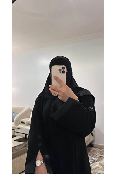 LAVİE FASHİON عبايه لافي عباية سوداء بلمسة عملية فاخرة، تتميز بتصميم الأكمام المبتكر مع تفاصيل الأزرار الجانبية