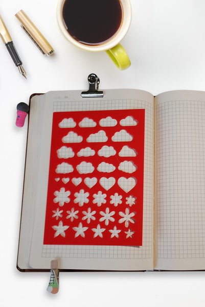 Karmelom Studio Riglă șablon pentru desen în formă de Bullet Journal - Instrument de desen cu modele de nori, inimi și flori