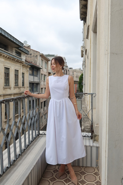thelowely ROCHIE MIDI CU DETALII ALBE LA SPATE ȘI DECOLTEU