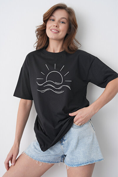 TREND EMMODA Tricou negru cu gât rotund, cu imprimeu minimalist, în stil de v...