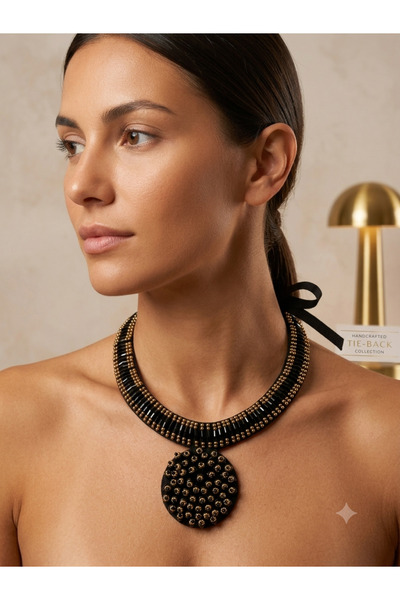 CROCUS DESIGN قلادة مصممة على شكل خرز أسود على شكل أنبوب