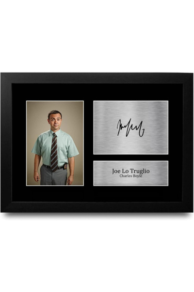 HWC Trading صورة موقعة ومطبوعة لـ جو لو تروغليو من مسلسل بروكلين ناين-ناين، ه...