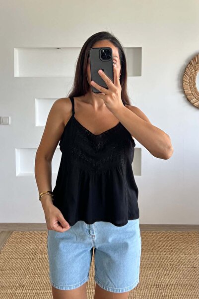 butikhola Siyah Fisto Detaylı Askılı Bluz