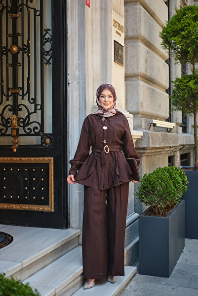 LOCCO بدلة نسائية بتفاصيل أزرار على شكل نجمة ذهبية وحزام خصر باللون البني