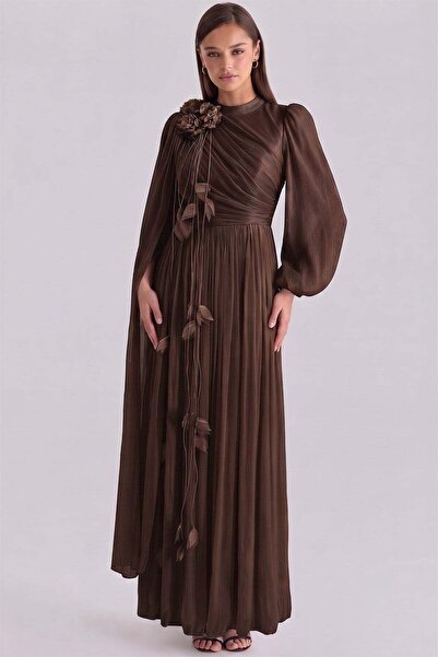 Olcay Broschendetaillierter Umhang Yoryo Seiden-Hijab-Abendkleid BRAUN 1256
