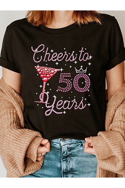 23 nisan تي شيرت نسائي مطبوع عليه "Cheers to 50 Years" برقبة دائرية وأكمام قص...