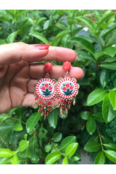 Çiçek detaylı pullu sallantılı kırmızı küpe