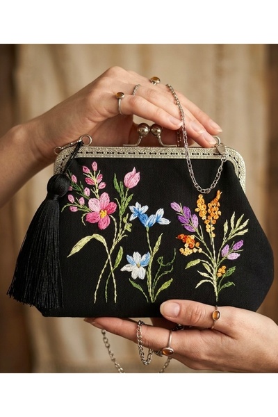 Arzu Demir 23x15 cm ölçülerinde Siyah Keten El Nakışlı Vintage Tarzı Çanta. N...