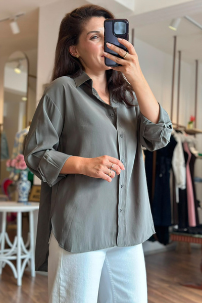Unique Boutique قميص كبير الحجم من نسيج الكاكي المودال