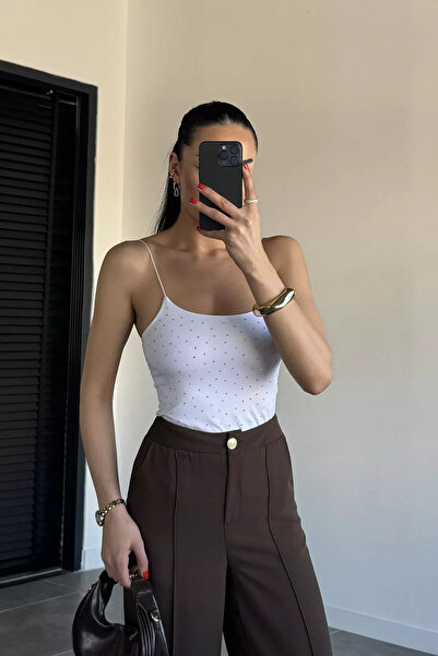 Aryena بلوزة نسائية بيضاء بحزام حبل ومرصعة بالأحجار