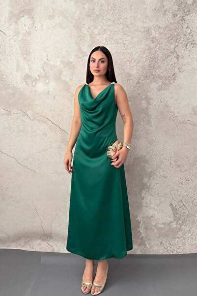 Elbee Fashion Woman Σμαραγδί σατέν φόρεμα με γιακά και αγκράφες στους ώμους