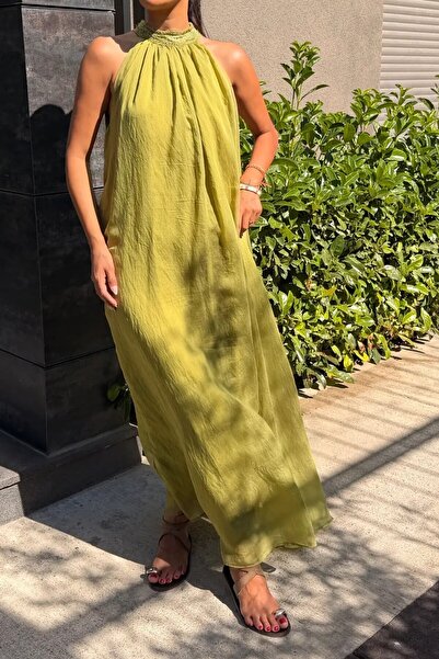 Suziş فستان طويل بياقة هالتر مزين بالدانتيل الأخضر الزيتي PES3438