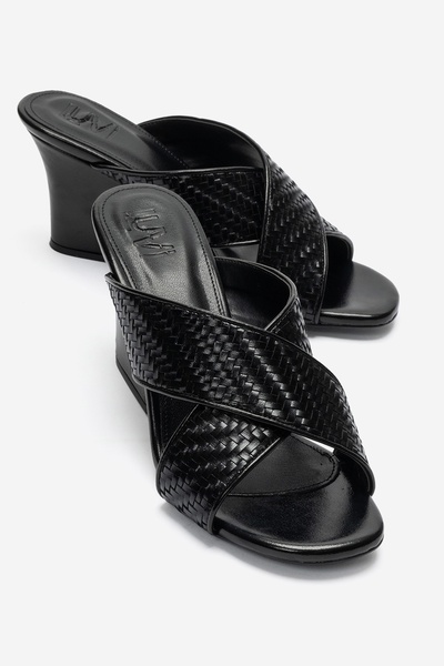 LuviShoes شبشب نسائي بكعب عريض وحزام متقاطع من LAVEAN باللون الأسود
