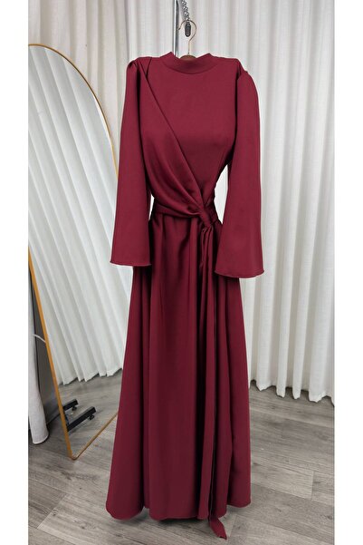 ELEGANTKSA An elegant dress with a sophisticated design that combines simplic...