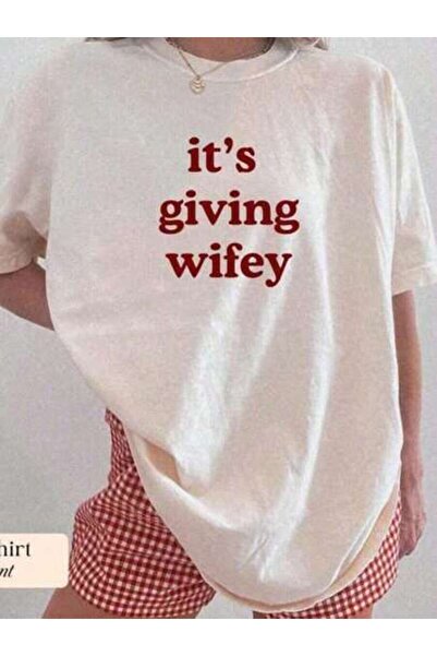 4CR تي شيرت نسائي 2026 بطبعة "Its Giving Wifey"، تي شيرت قطني ثقيل كبير الحجم...