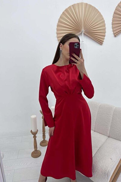 Clothes Fast فستان نسائي طويل من الساتان باللون الأحمر مع ياقة دائرية وتفاصيل...