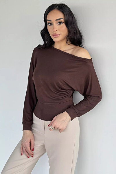 Aryena بلوزة ليكرا نسائية باللون البني بأكمام خفاشية