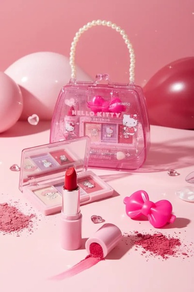SANRIO Lisanslı Hello Kitty ve Arkadaşları Ruj, Far Paleti ve Saç Tokası Seti...