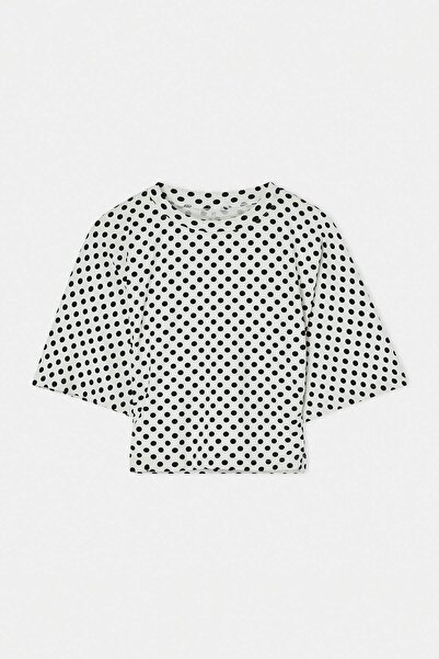Drop by TrendyolMilla بلوزة بيضاء منقطة بياقة دائرية وأكمام واسعة TDRSS26BZ00074