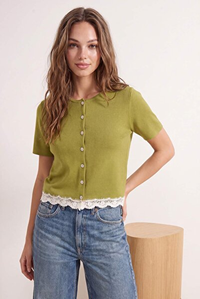 Trendyol Collection كارديجان تريكو مزين بالدانتيل باللون الأخضر الزيتي TWOSS2...