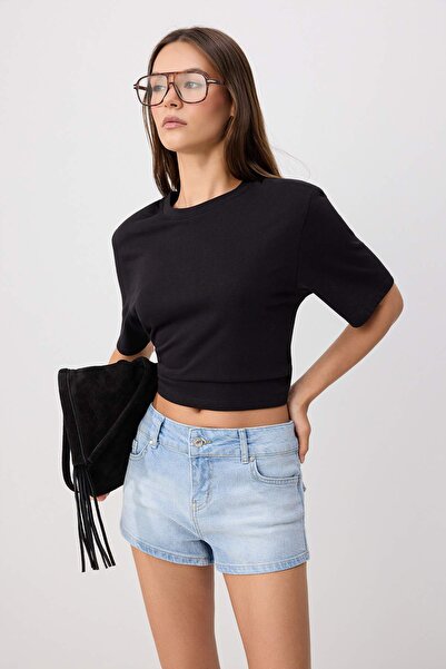 Trendyol Collection شورت جينز قصير للغاية بلون أزرق فاتح مع تفاصيل خصر مرنة ق...